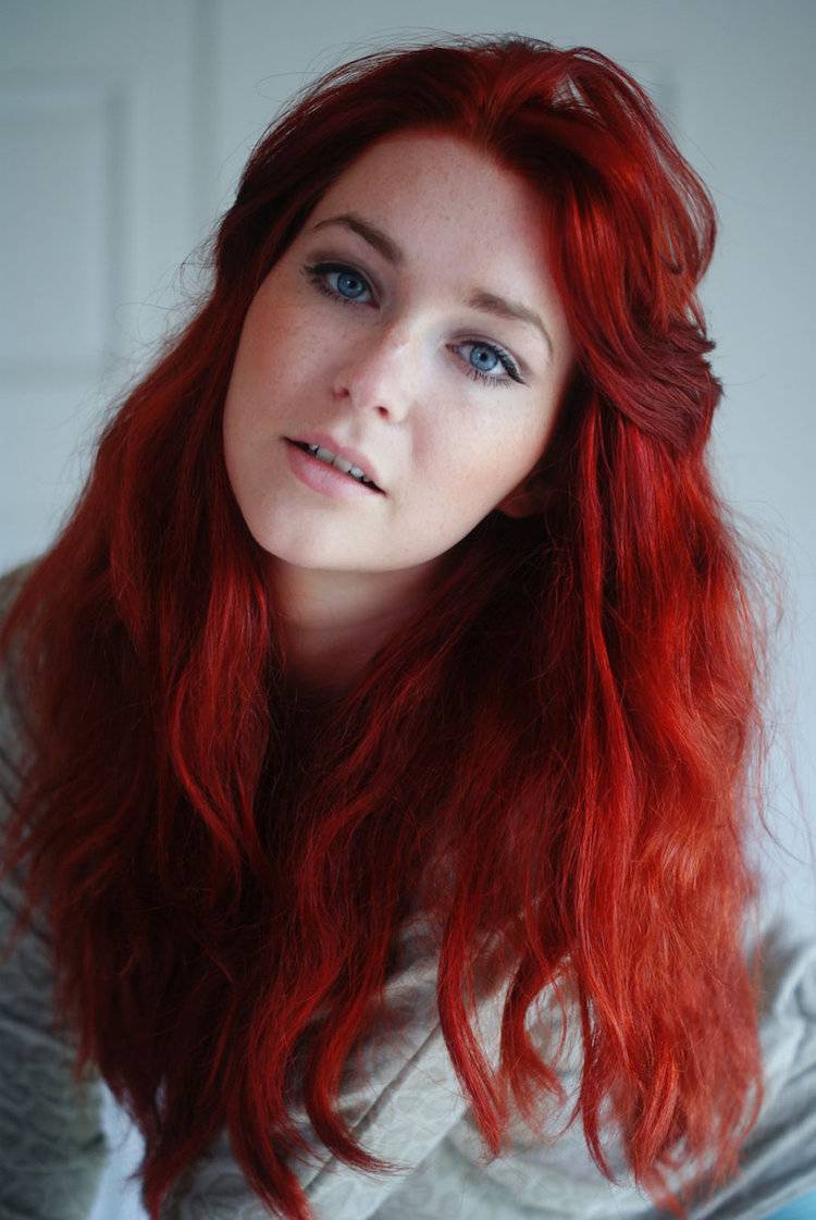 Matiz del cabello rojo: las 10 superiores propuestas, los tonos más elegantes para encender tu cabello 4 - 【MioEstilo】 pelo-rojo-piel-brillante-ojos-azul-palido