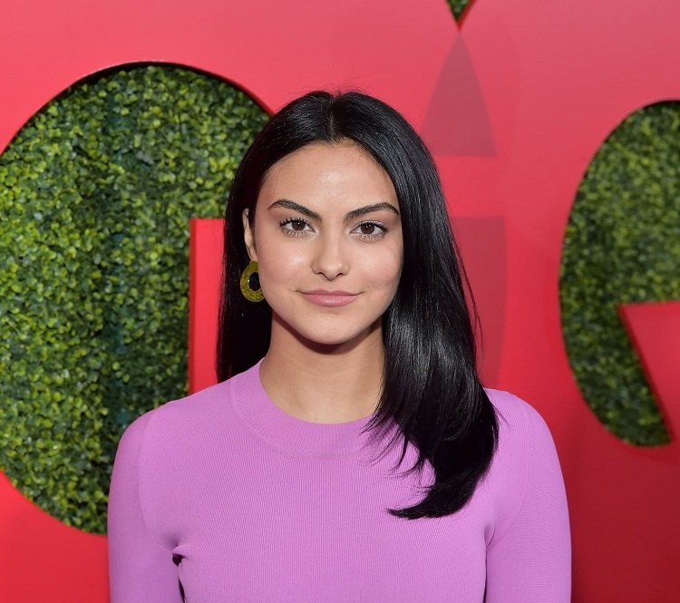 versión 2019 del color de cabello negro ébano a la moda en verano 2021