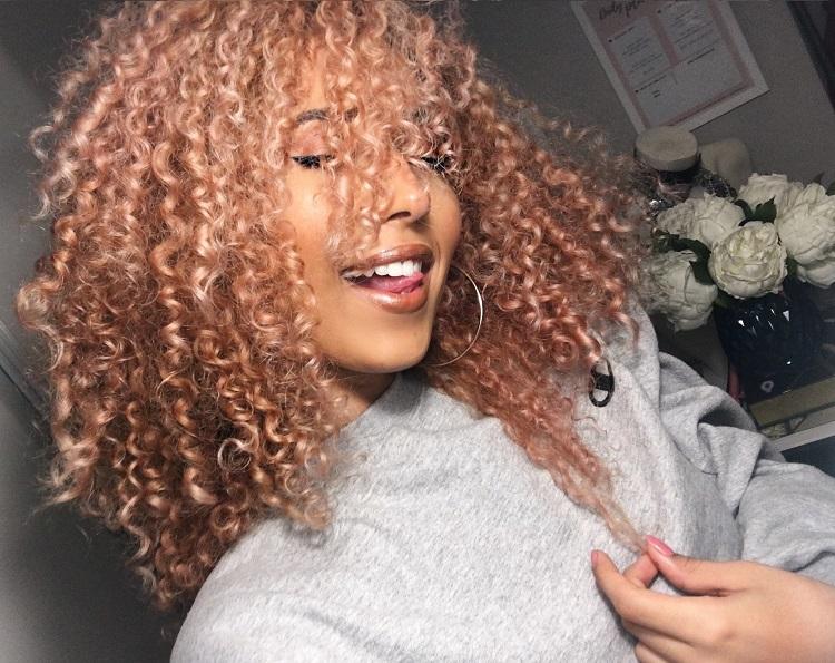 tono de cabello rizo rosa pastel tendencia veraniega 2021