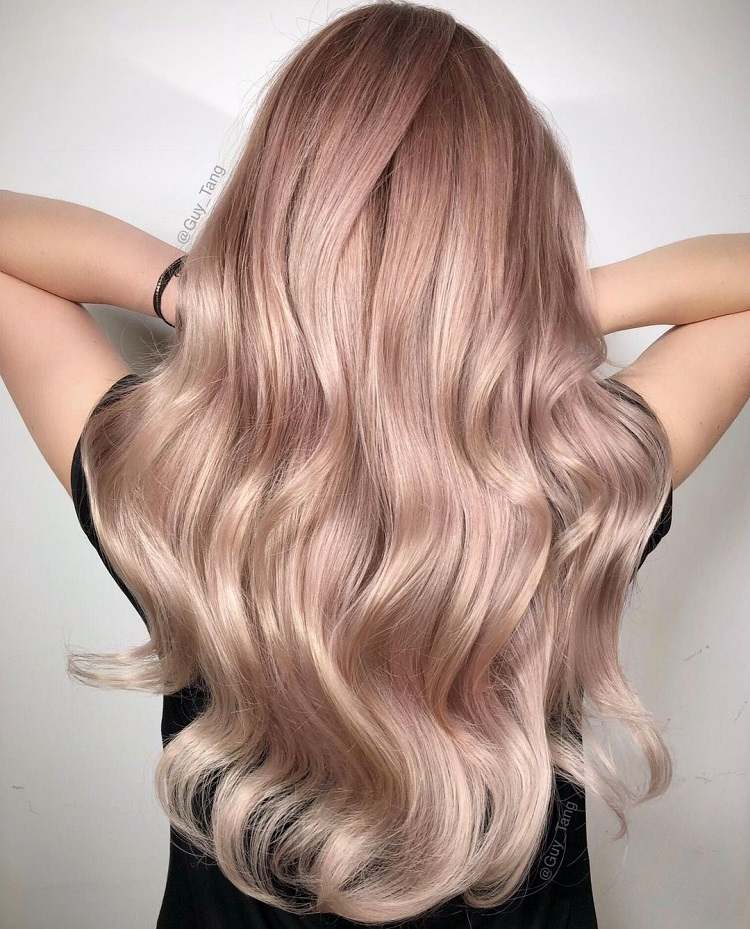primavera verano 2021 tendencia de cabello rosa dorado color de cabello rosa dorado melena larga