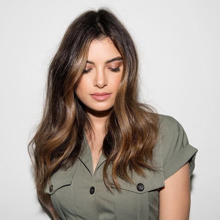 técnica de cabello con espacio negativo coloración tendencia primavera verano 2021