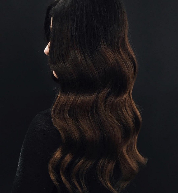 primavera verano 2021 tendencia de color de cabello cabello castaño reflejos amaderados