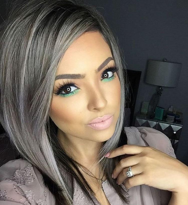 idea de color de cabello gris en cabello oscuro debajo