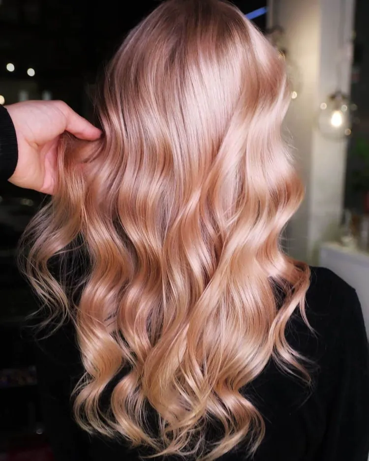 tono de cabello de moda 2021 rubio frutilla