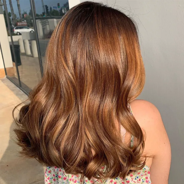 tono de cabello castaño miel tendencia invierno 2021 mujer