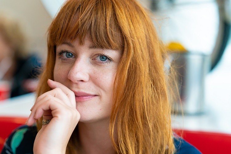tendencia de moda de color de pelo rojo picante
