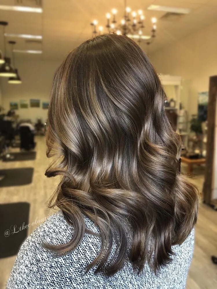 tinte color castaño tono sobre tono para mujeres con cabello mediano largo
