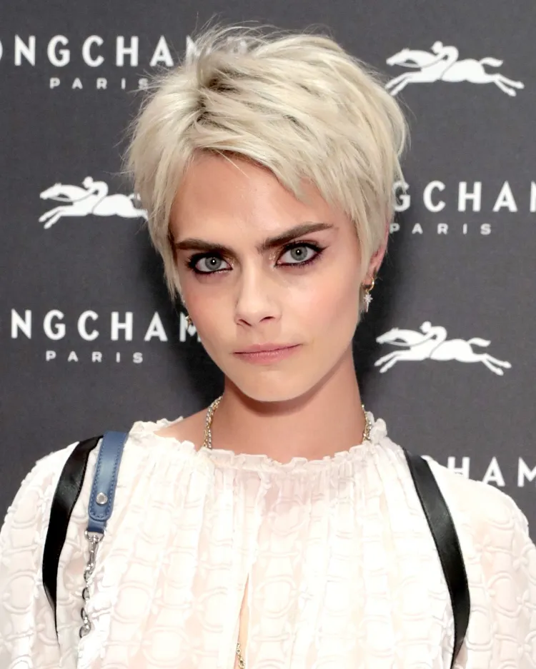 ¿De qué manera acoger el corte "Lop"? ¡Más de 25 maneras de lucir el reciente corte de pelo de moda! 5 - 【MioEstilo】 adoptar el corte largo como las celebridades Cara Delavigne corte de pelo corto rubio