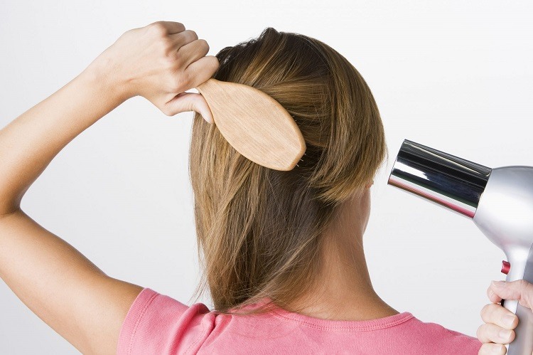 ¿Cómo lograr un cabello reluciente y liso como el que has estado anhelando? 6 - 【MioEstilo】 como tener un cabello suave y brillante consejos para cepillar y secar el cabello