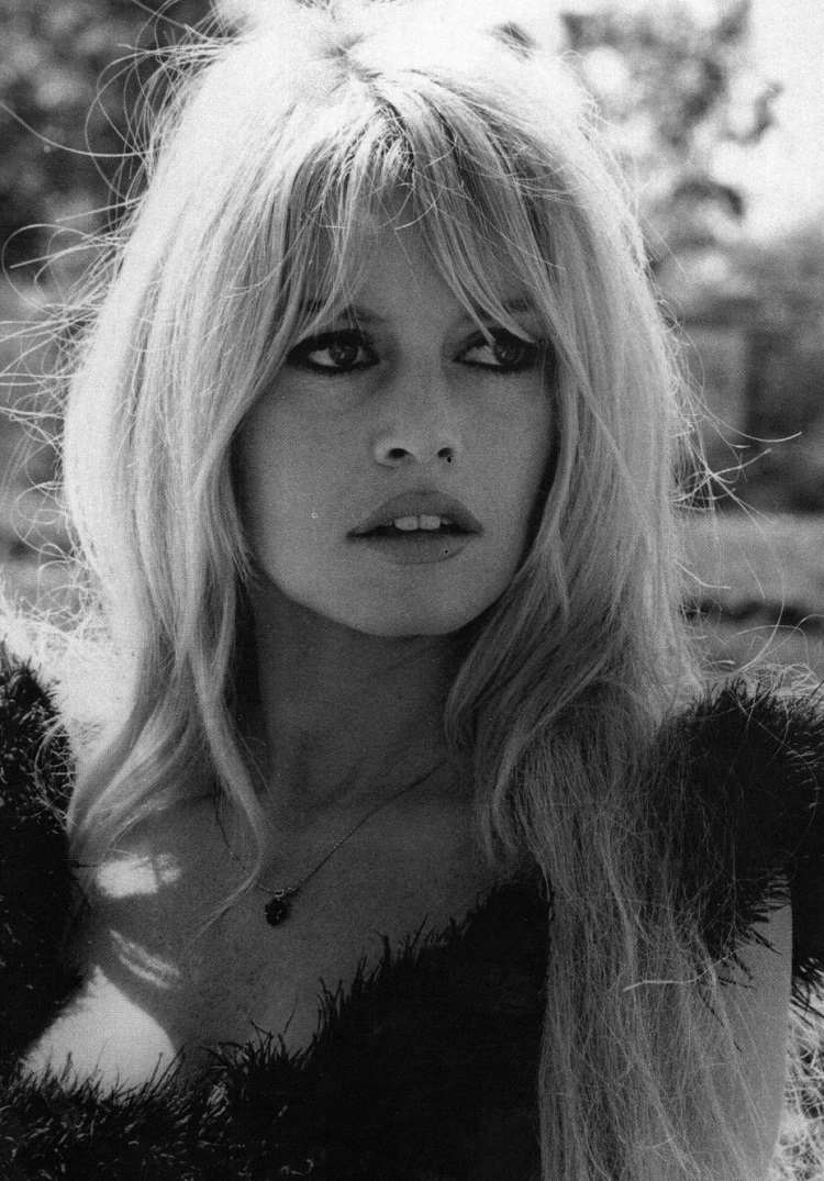 Maneras de peinar tu flequillo como todo un experto 3 - 【MioEstilo】 cómo peinar tu flequillo de cortina como brigette bardot