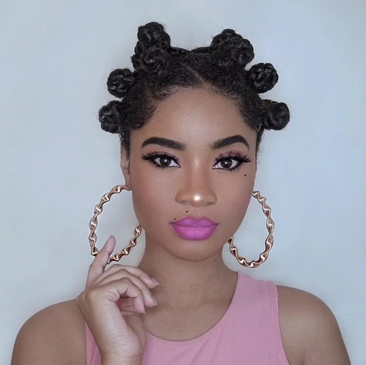 idea de peinado para mujer con cabello rizado afro contra la ola de calor para evitar el calor en verano
