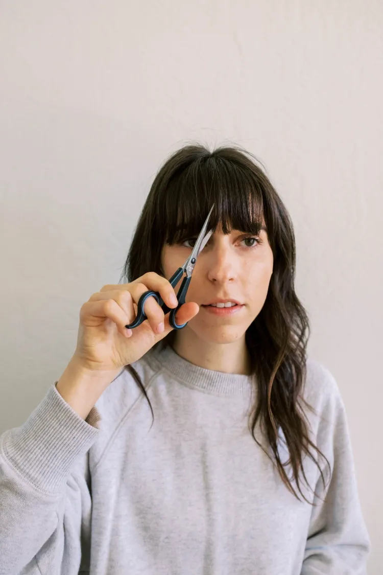 ¿Cómo cortar tu cabello tú mismo sin terminar con un desastre? 4 - 【MioEstilo】 cómo cortarse el flequillo usted mismo en casa