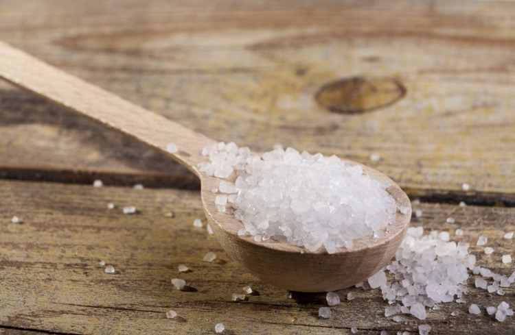 Exfoliante capilar con sal para eliminar la caspa