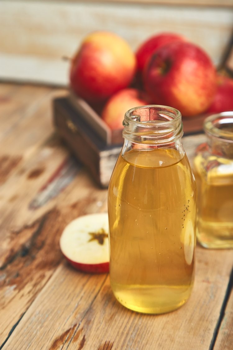 Vinagre de sidra de manzana para eliminar la caspa