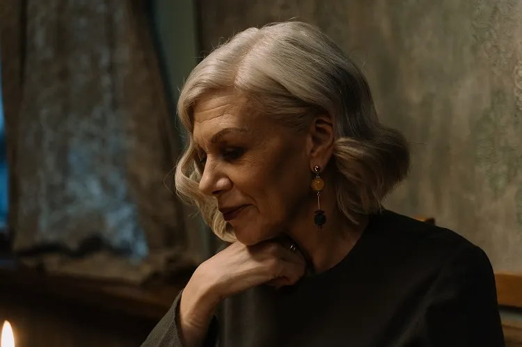 elegante y con estilo con el pelo blanco