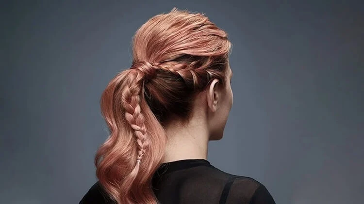 trenza trenzada con coleta rosa