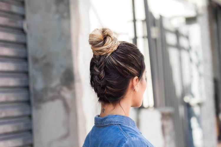 trenza pegada al revés con peinado elegante otoño 2021