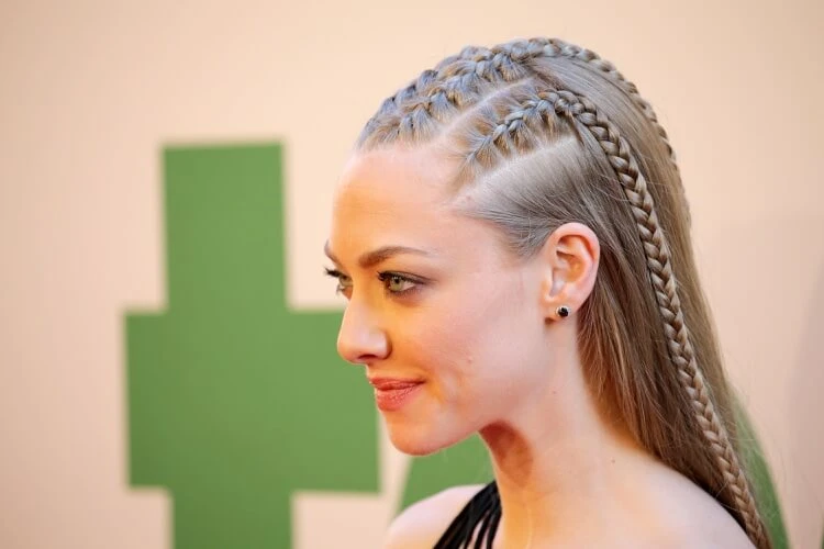 Amanda Seyfried cabello largo trenzado hacia atrás