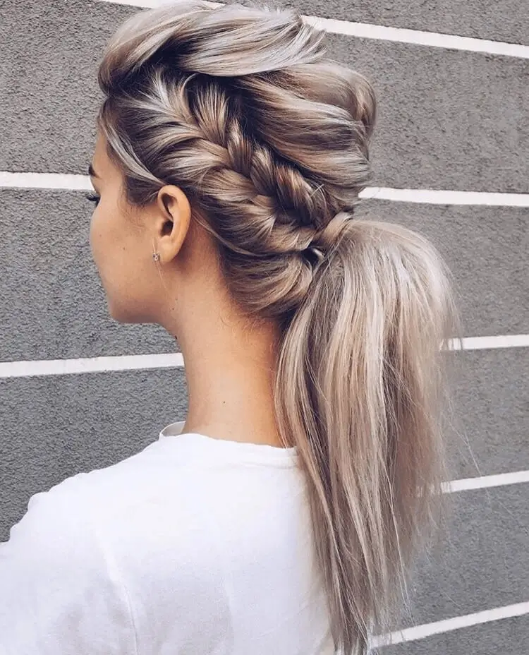 trenza adherida con elegante peinado de coleta otoño 2021