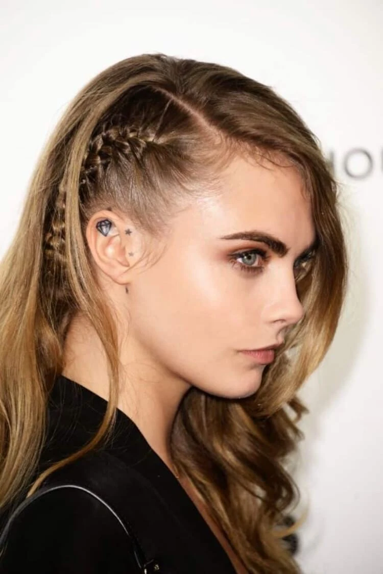 trenzado trenza lateral pelo suelto Cara Delevingne