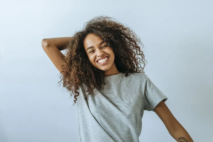 consejos y trucos para lavar el cabello rizado y encrespado para mujeres