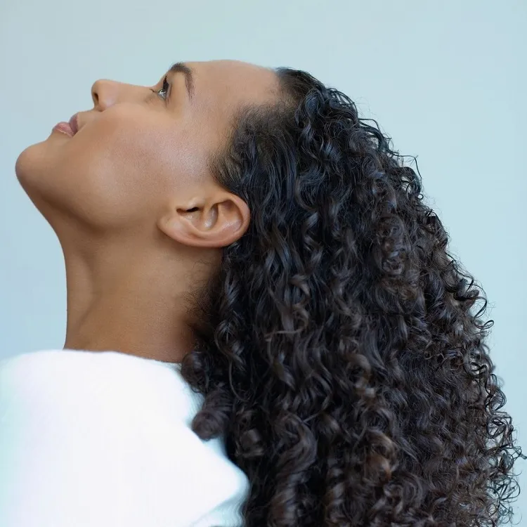 Cómo lavar adecuadamente el cabello rizado para revitalizarlo