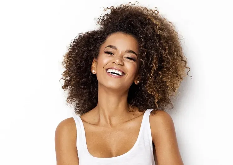 Cómo reanimar el cabello seco y sin brillo esta primavera verano