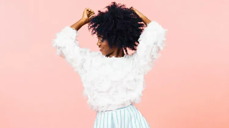 Consejos de belleza para devolver la vitalidad a tu cabello rizado de forma natural