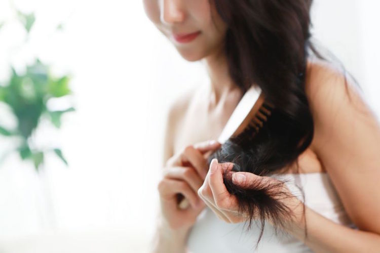 cuidar el cabello dañado peinando delicadamente
