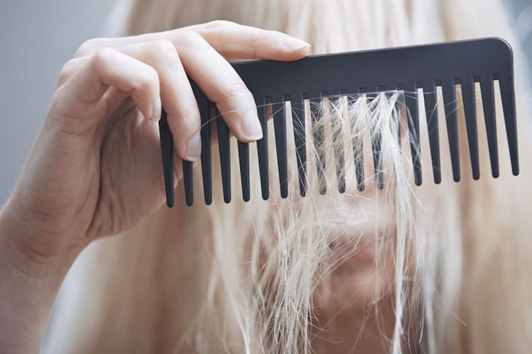 cómo arreglar el cabello seco con las puntas abiertas