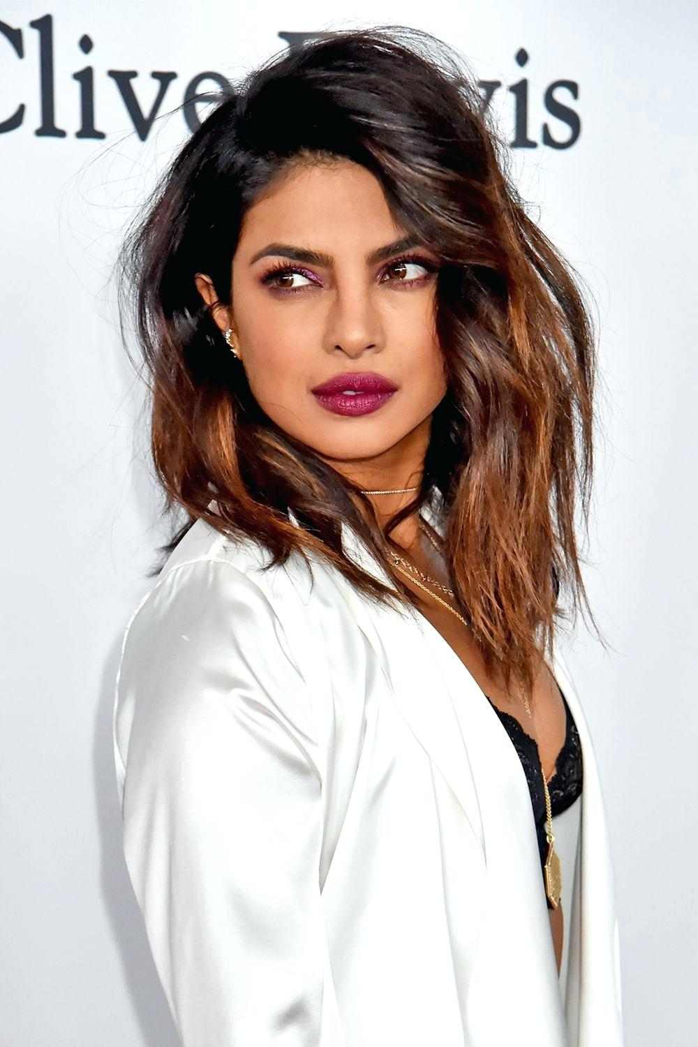 matices que te ayudarán a olvidar el rubio! 28 - 【MioEstilo】 Prianka Chopra cabello de tonalidad castaña intermedia con destellos caoba caramelo