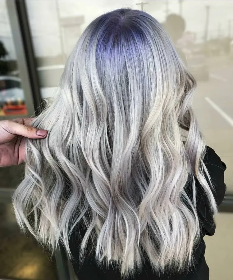 tonalidad de cabello de moda 2022 tono rubio helado claro