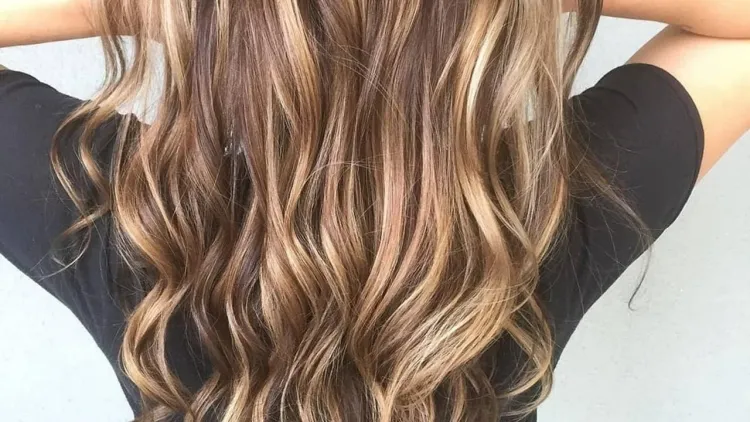cabello castaño rubio caramelo color mezclado bronde final bob peinado