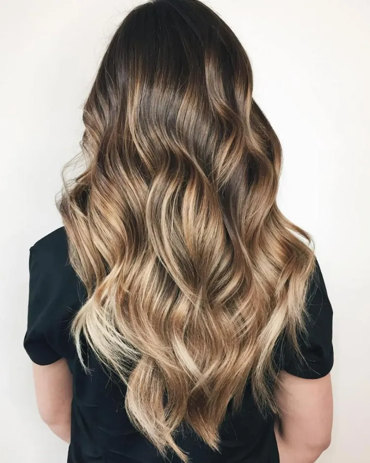 mezcla de tonos de cabello de moda cabello castaño rubio suave balayage bronde