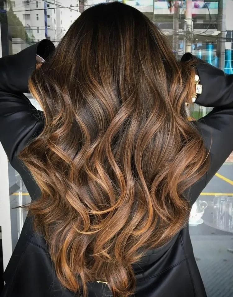 tonalidad de cabello de moda 2022 dimensión contraste tonos claros oscuros
