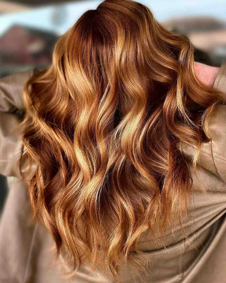 caliente color de cabello de moda marrón miel hermoso cielo de primavera