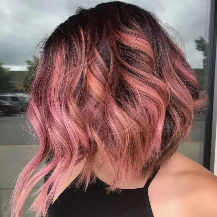 colorista de cabello rubio experimentado en transición de pasteles suaves