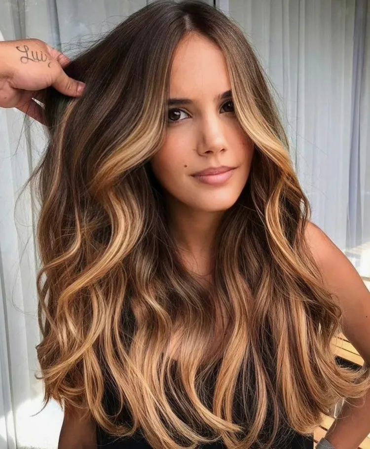 realce de tonalidades de cabello de moda, enmarcado facial, mejores atributos resaltados