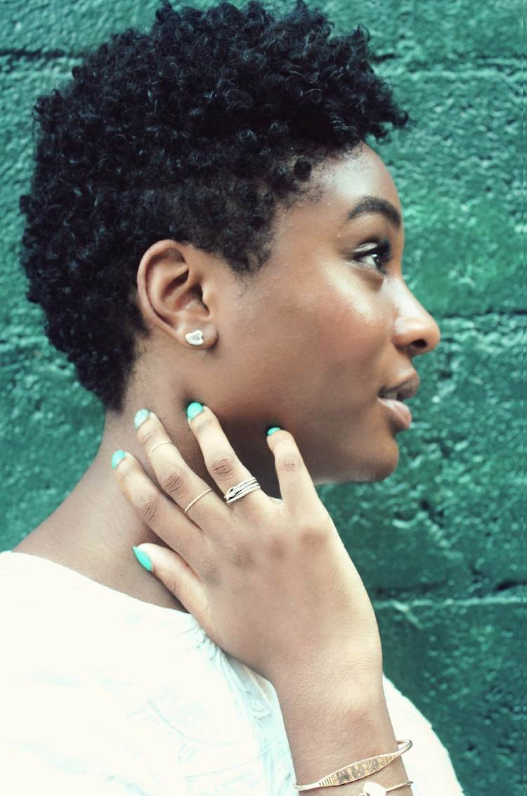 corte-afro-mujer-cabello-corto-peinado-afro-natural-cabello-rizado
