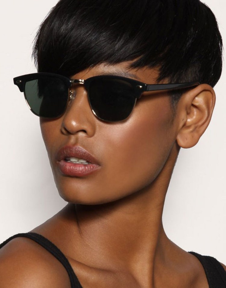 corte-afro-mujer-cabello-corto-capas-largo-encima