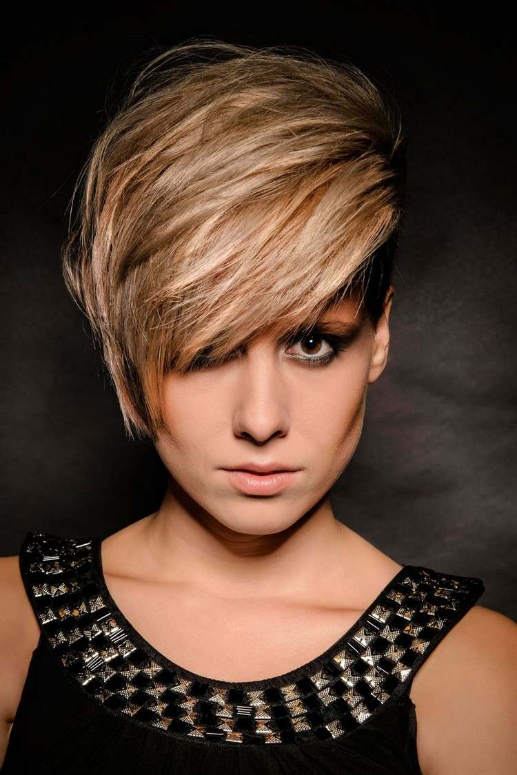 cabello corto asimétrico