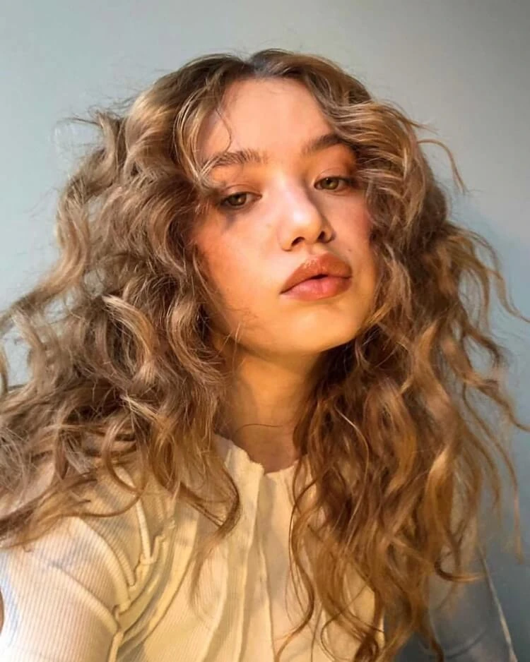 flequillo de cortina para una idea genial de cabello naturalmente rizado