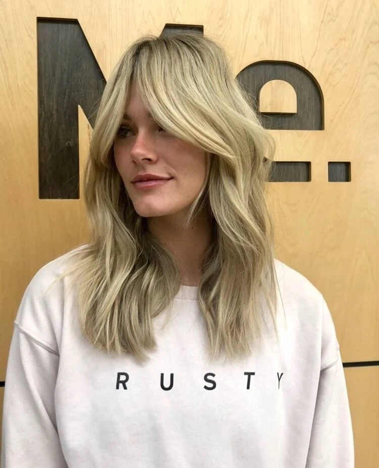 flequillo de cortina dependiendo del tipo de cara forma cuadrada cabello rubio medio largo