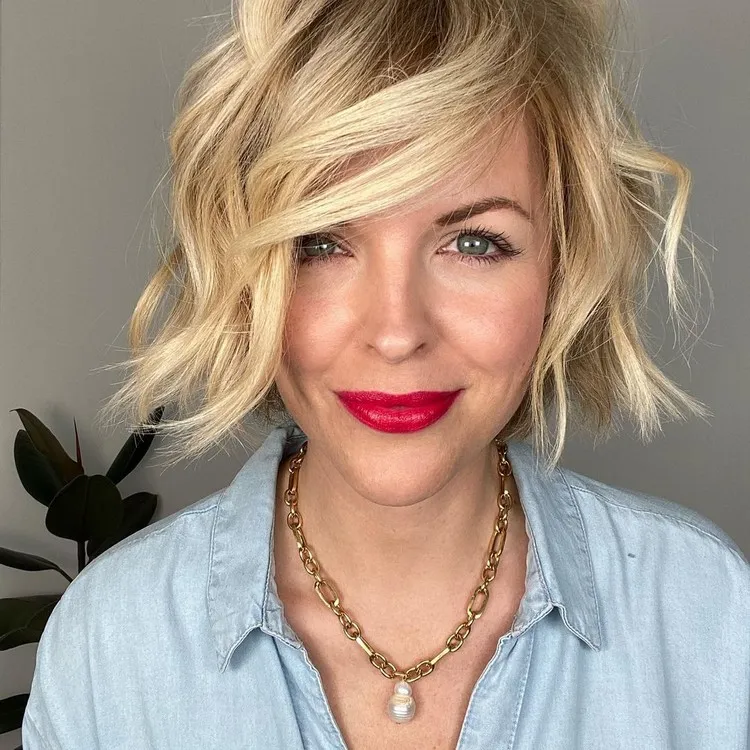 corte cuadrado con flequillo relajado peinado tendencia 2022 mujer verano
