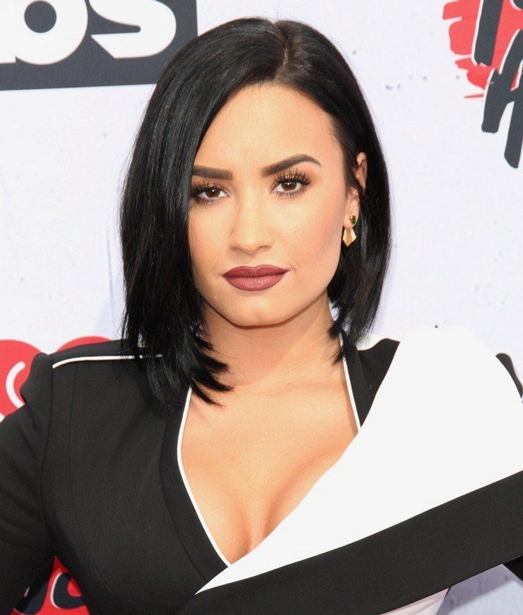 Bob cortado en 2023 en 20 estilos glamurosos 11 - 【MioEstilo】 efecto de corte cuadrado-falso-bob-demi-lovato-femme-fatale