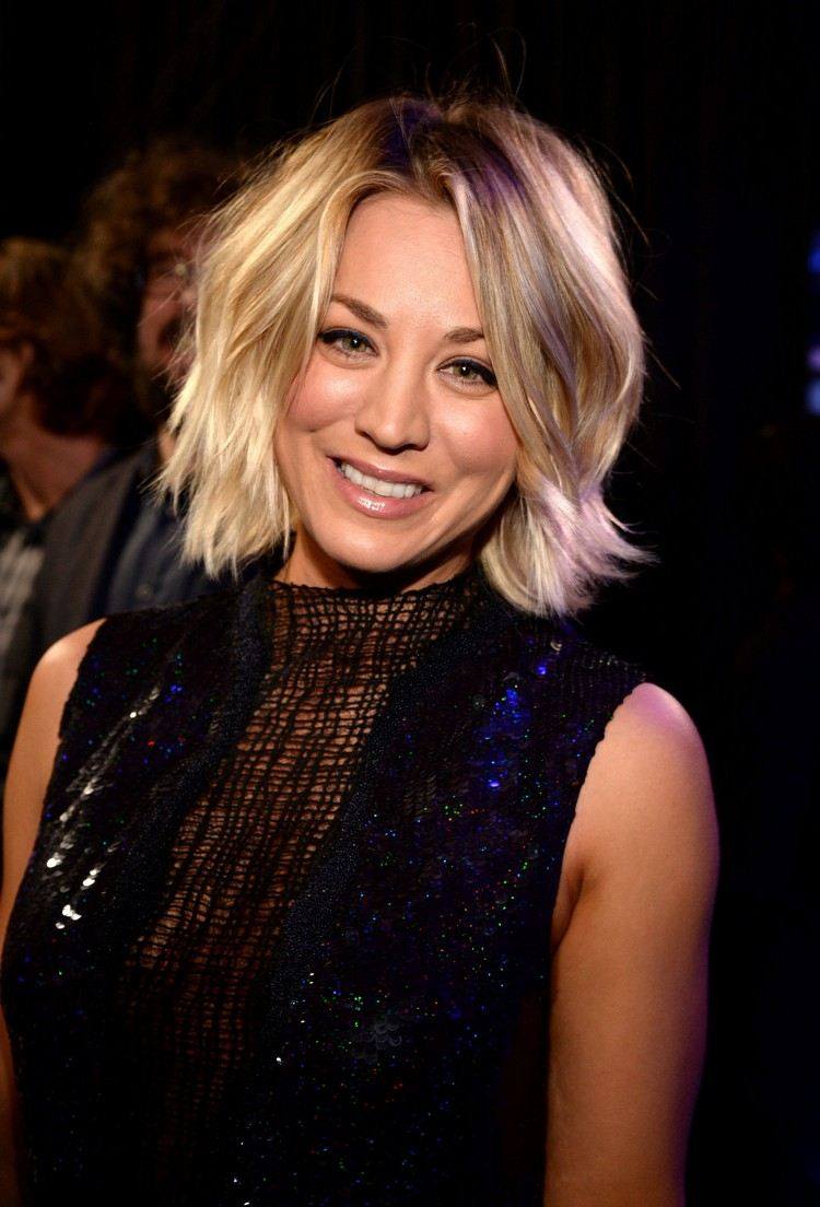Bob cortado en 2023 en 20 estilos glamurosos 17 - 【MioEstilo】 cuadrado-falso-bob-kaley-cuoco-descuido-fiesta-look-efecto