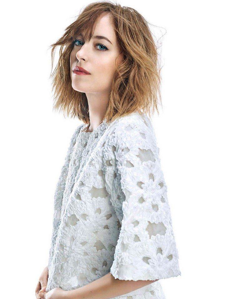 Bob cortado en 2023 en 20 estilos glamurosos 20 - 【MioEstilo】 corte cuadrado-falso-bob-efecto-nonchalant-pony-dakota-johnson