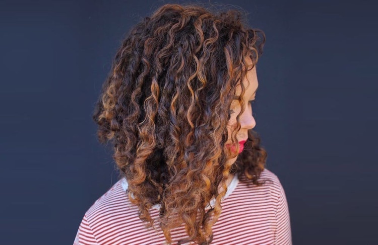 Elección del corte perfecto para el comienzo del nuevo curso escolar 10 - 【MioEstilo】 rizos largos y rizados, bob cuadrado elegante con rizos definidos modernos