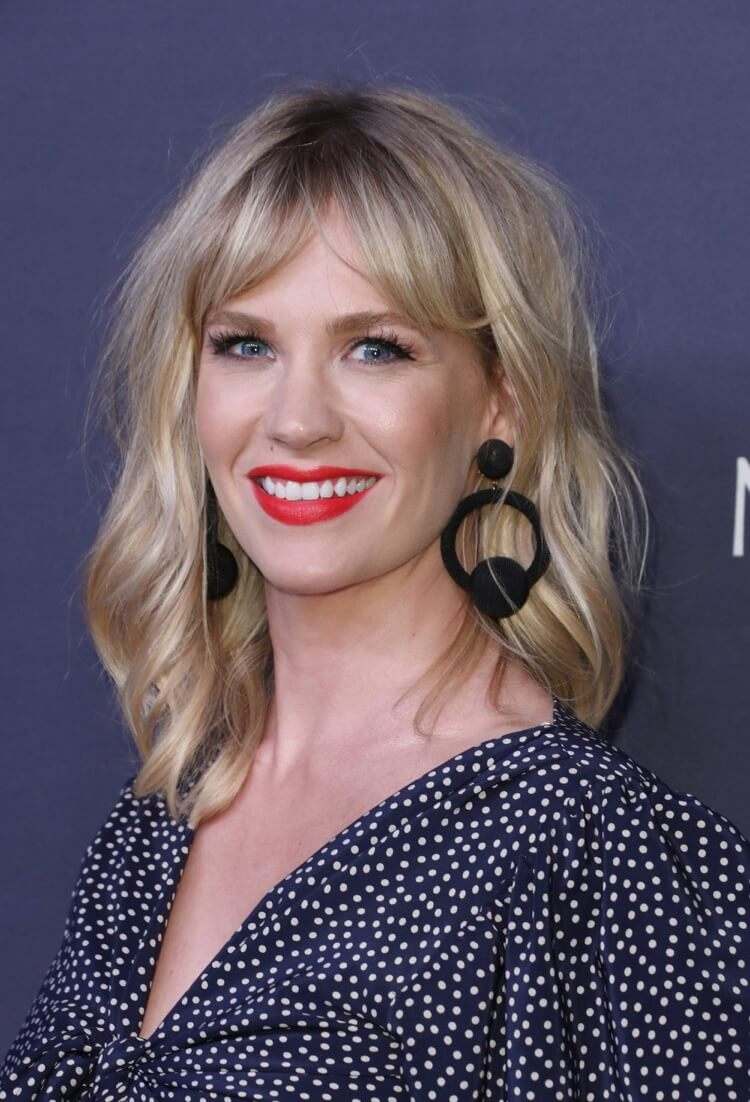 Elección del corte perfecto para el comienzo del nuevo curso escolar 11 - 【MioEstilo】 lob ondulado con flequillo cortina cuadrada, cabello rubio largo y delgado de January Jones