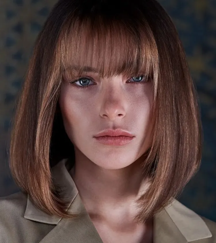 corte cuadrado profundo con flequillo cónico tendencia de peinado de mujer verano 2022